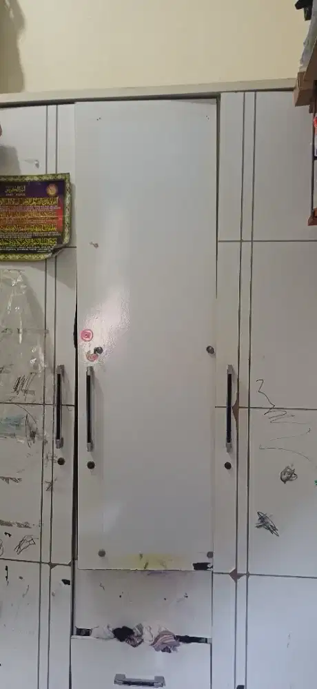 Lemari 3 pintu ada kaca