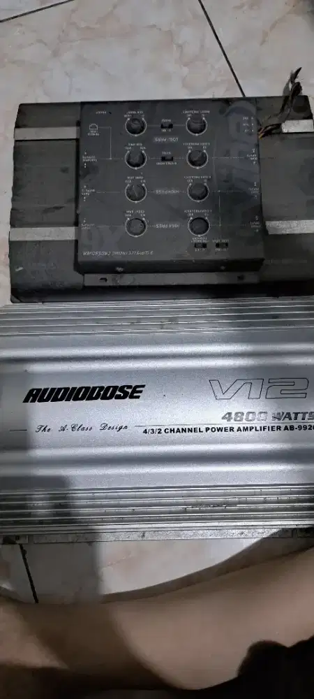 2 amplifier abu-abu dan hitam
