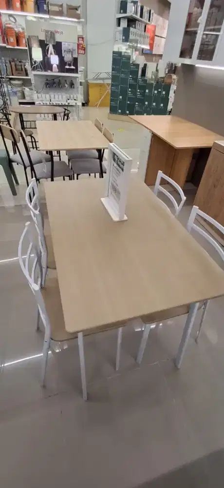 Meja makan minimalis