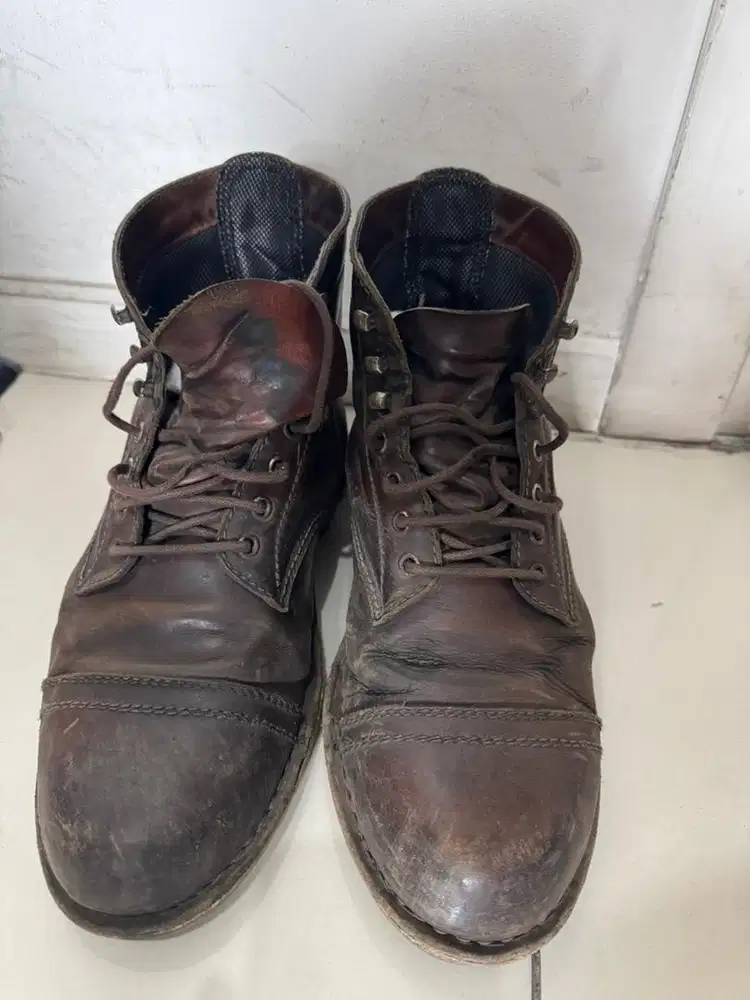 Sepatu kulit boots