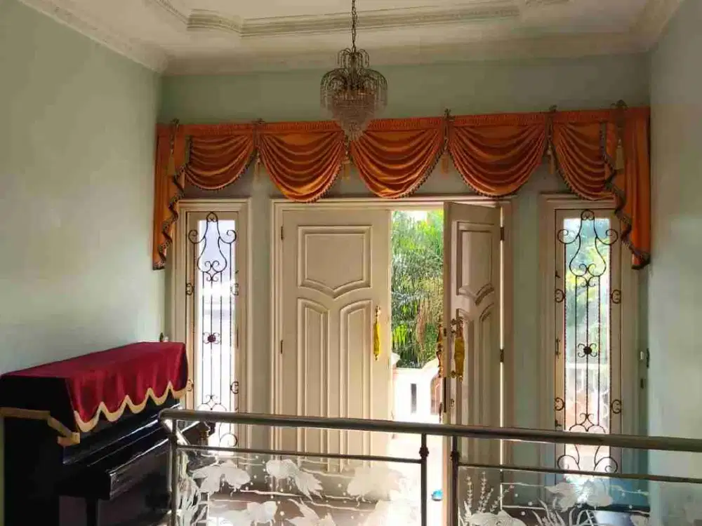 dijual rumah besar asri taman surya