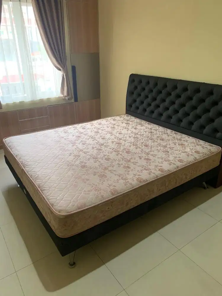 Di jual Tempat Tidur 180x200 Cm berikut Spring Bed nya.