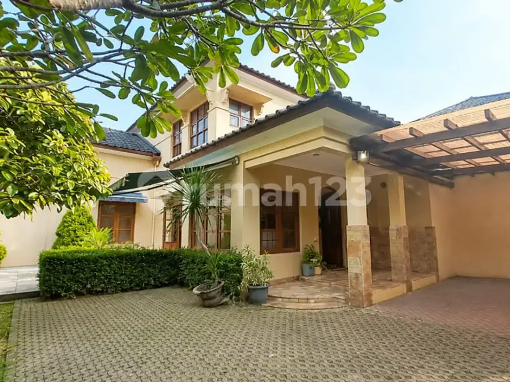 Rumah Mewah dengan Banyak Ruangan, Ideal untuk Kantor, Gudang dan Usaha di Andara