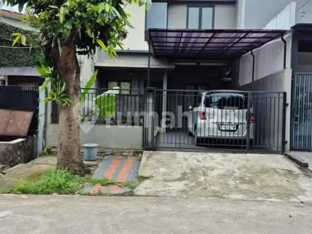 Rumah 2 Lantai dengan Halaman Belakang Luas Dalam Komplek Cinere