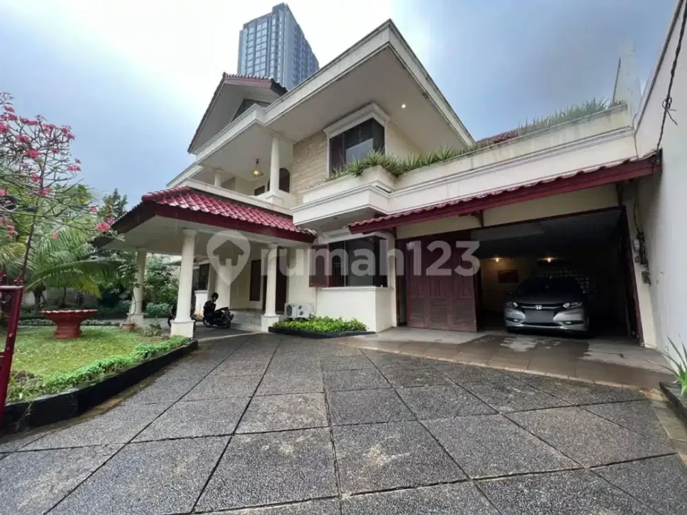 Rumah Luas di Cilandak Lengkap Private Pool & Layout Super Lapang