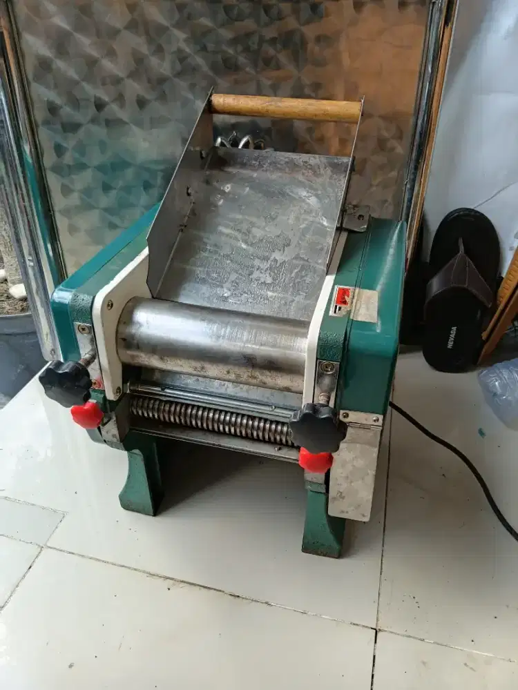 Mesin membuat mie dan cireng