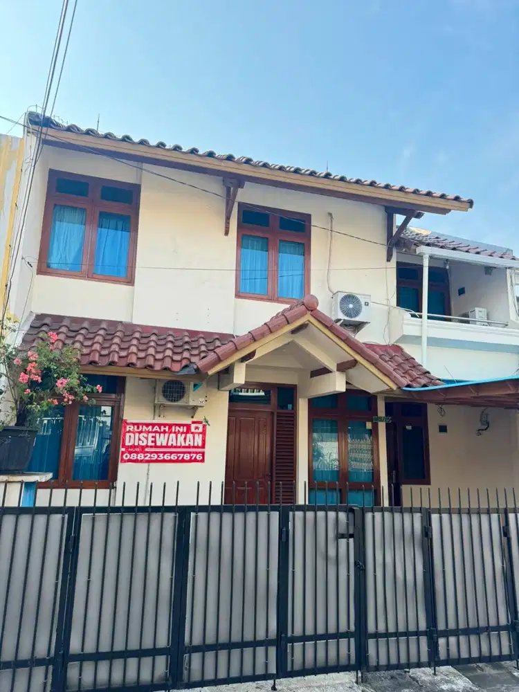 DISEWAKAN RUMAH TINGKAT 2 LANTAI 5 MENIT DARI MALL KELAPA GADING