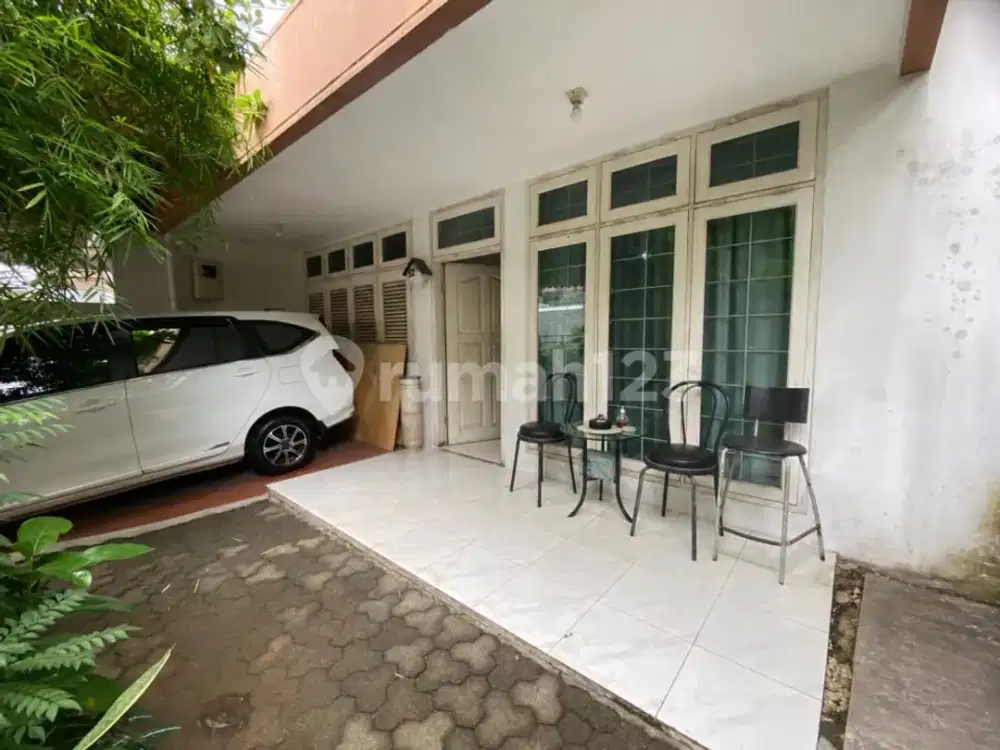Rumah Luas di Komplek Lingkungan Nyaman Dekat ke Pondok Indah Mall
