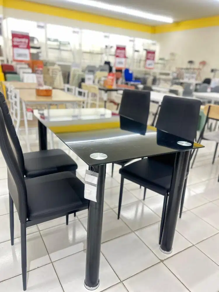Meja makan set tempered