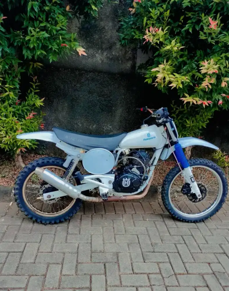 Motor Bajaj Pulsar Custom Vintage Style