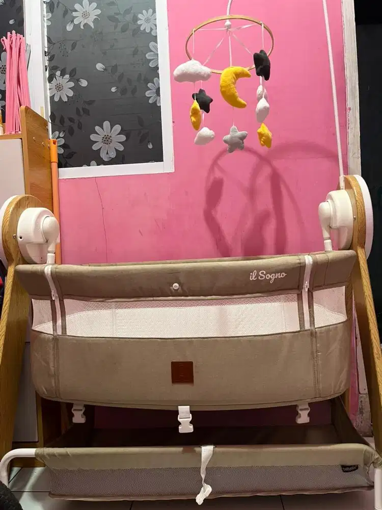 Tempat tidur bayi