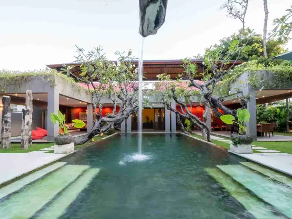 villa jalan kaki ke pantai batu Belig Seminyak bali