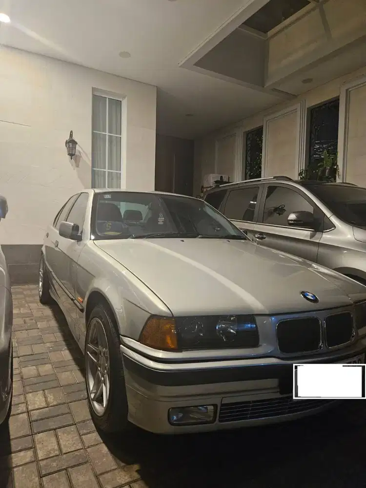 dijual sedan BMW 323i AT 97