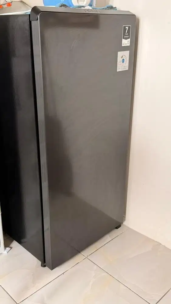 Kulkas 1 pintu merek Aqua pemakaian 5 bulan