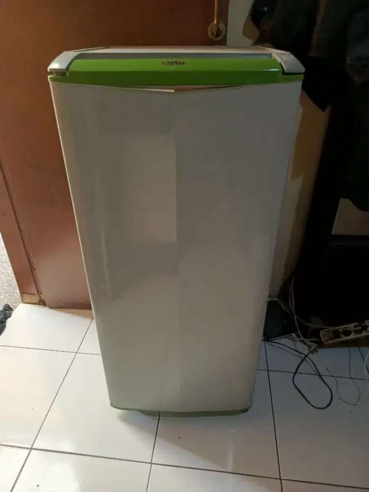 Kulkas merk sanyo orsinilan blm pernah servies normal siap pakai