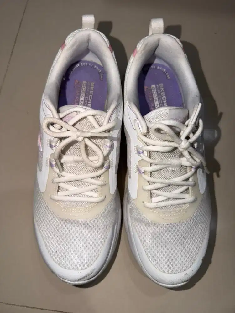 Sepatu skechers putih preloved