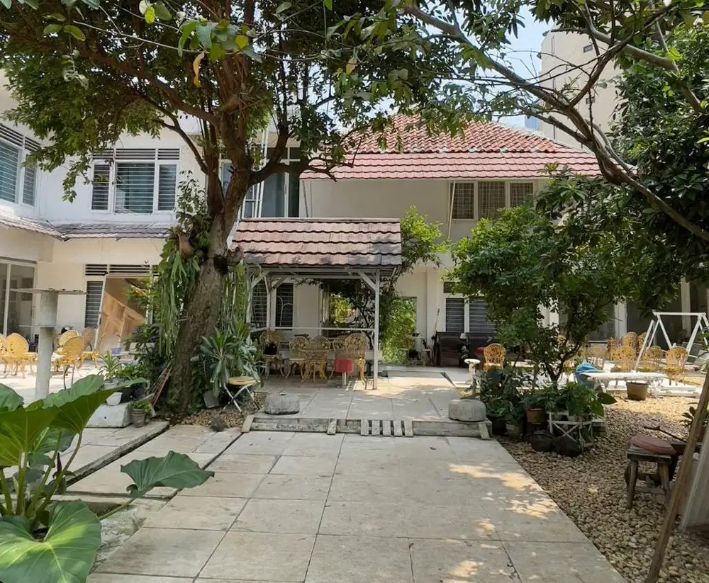 DI JUAL RUMAH UNIK, Jl. Taman Amir Hamzah-Menteng.