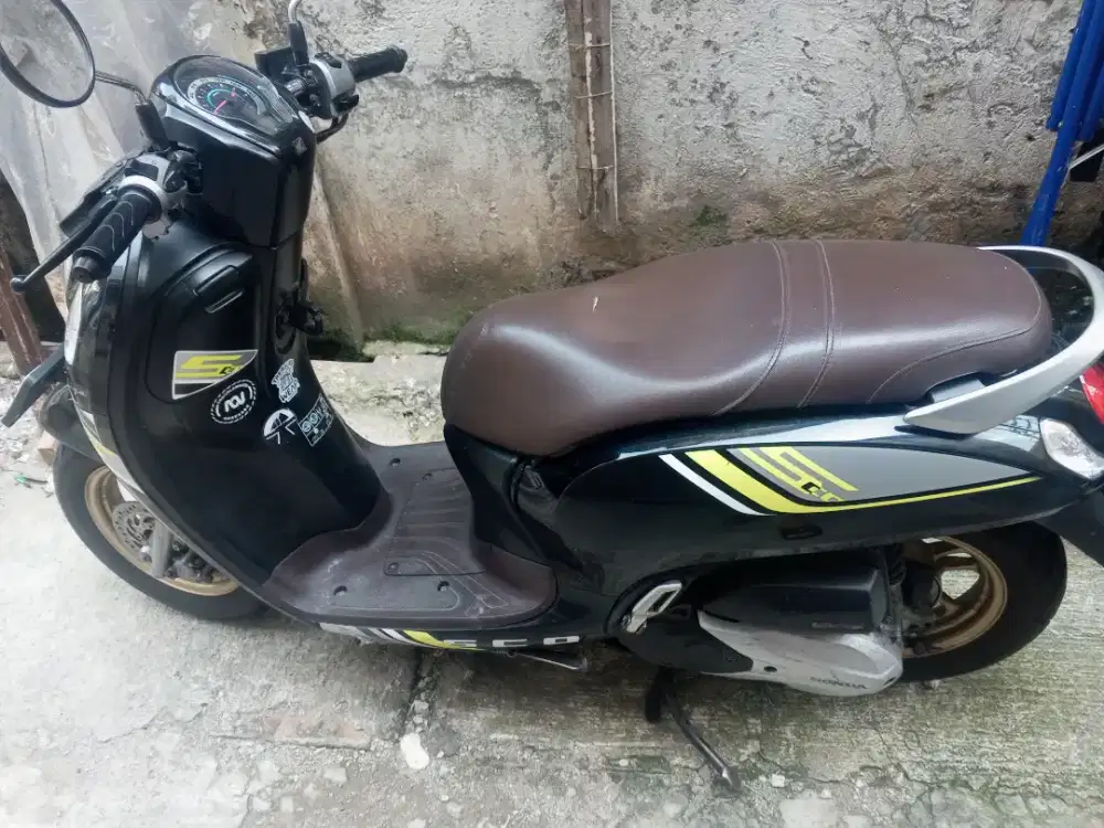 Motor Scoopy Hitam 2020