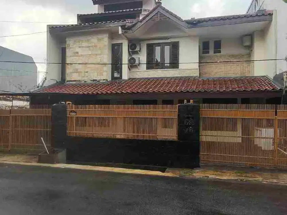 Rumah bagus dalam komplek, cocok buat huni dan kantor, akses dekat stasiun, jl. mt haryono, tol, di Gudang Peluru Tebet