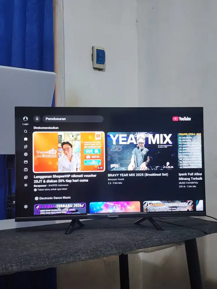 TV Android Changhong 32 inch - mulus seperti baru