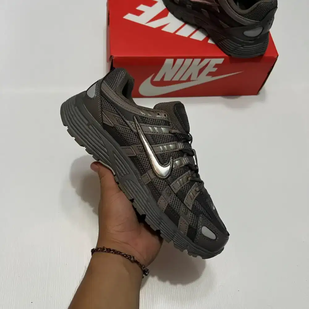 Sepatu lari nike p6000