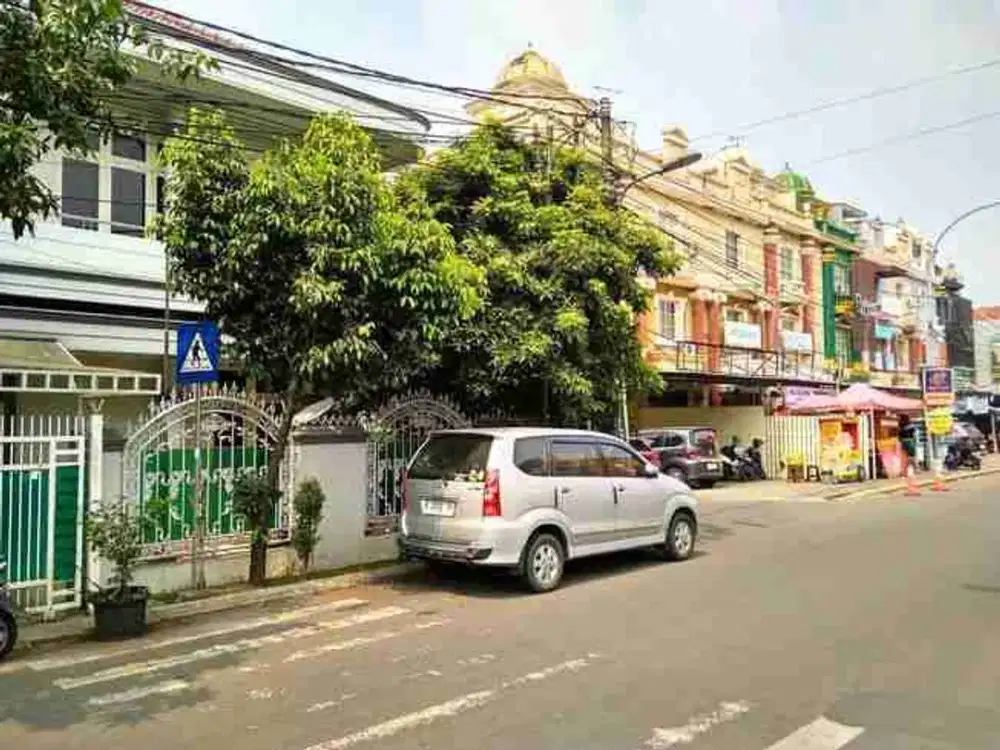 rumah strategis jl Boulevard 
grand galaxy