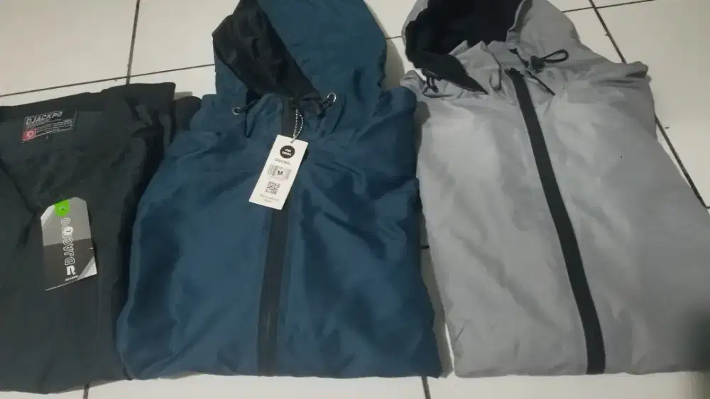 Jaket parasut baru