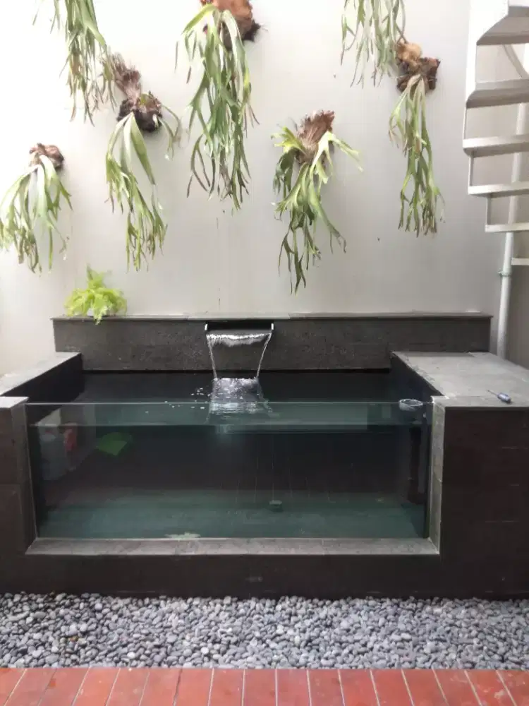 Tukang kolam kaca