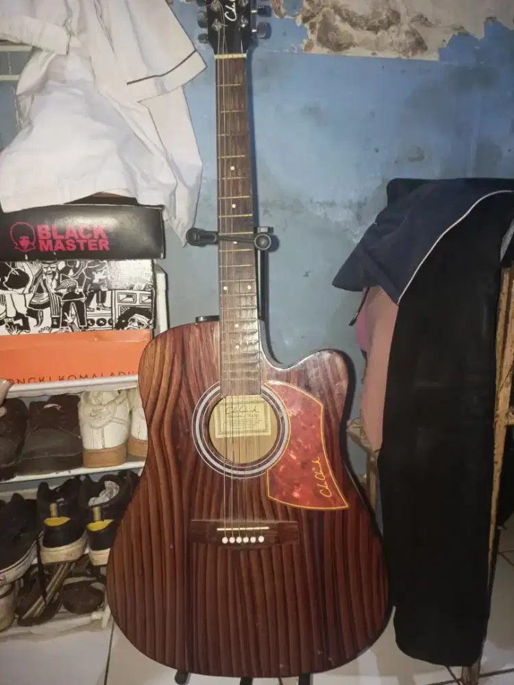Gitar akustik Cole Crack