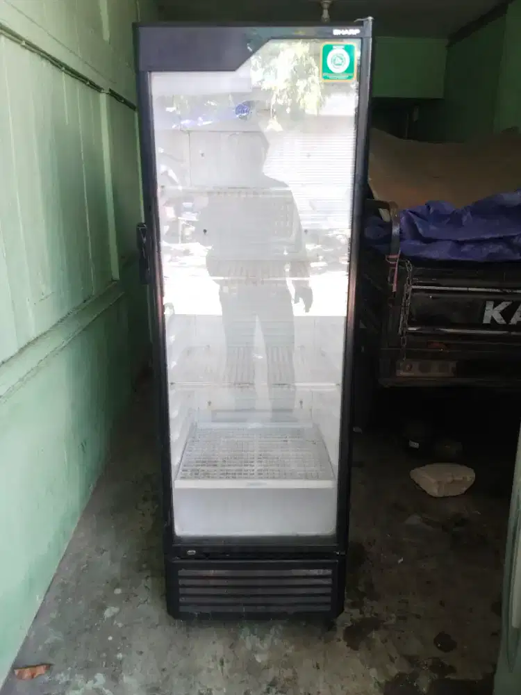 Showcase sharp UK jumbo kondisi normal dingin siap pakai