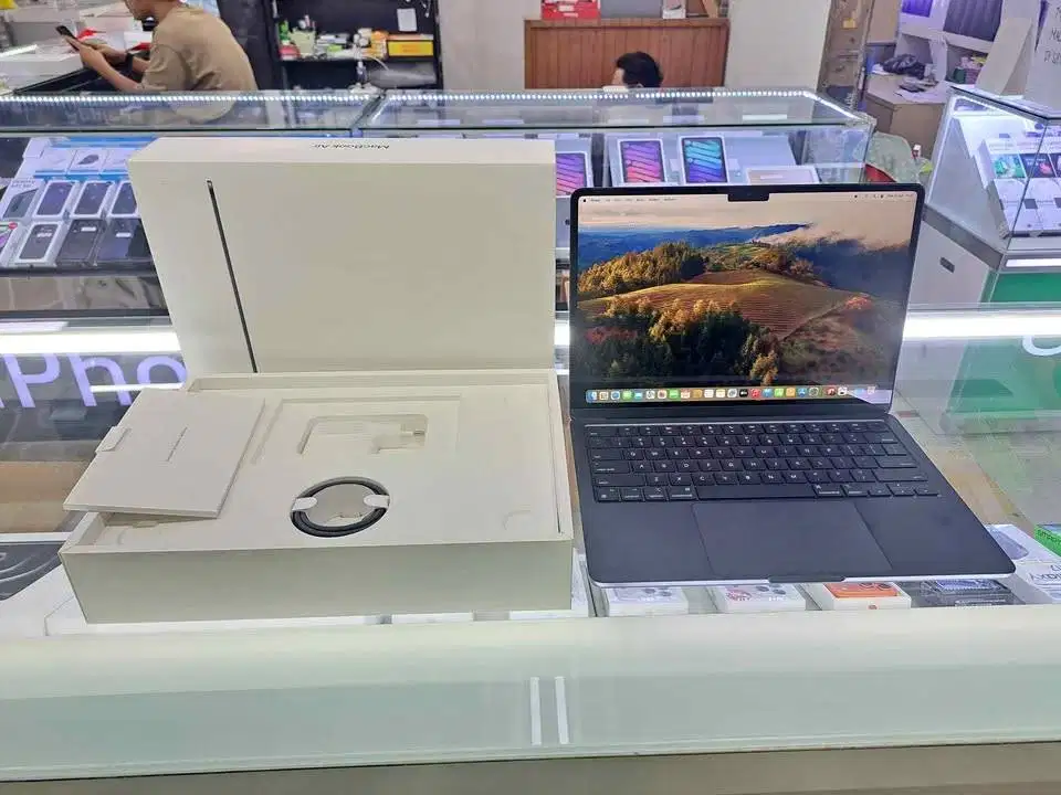 Second Macbook Air M3 13 Inch 16/256GB SSD Midnight IBOX ON 19 Juni