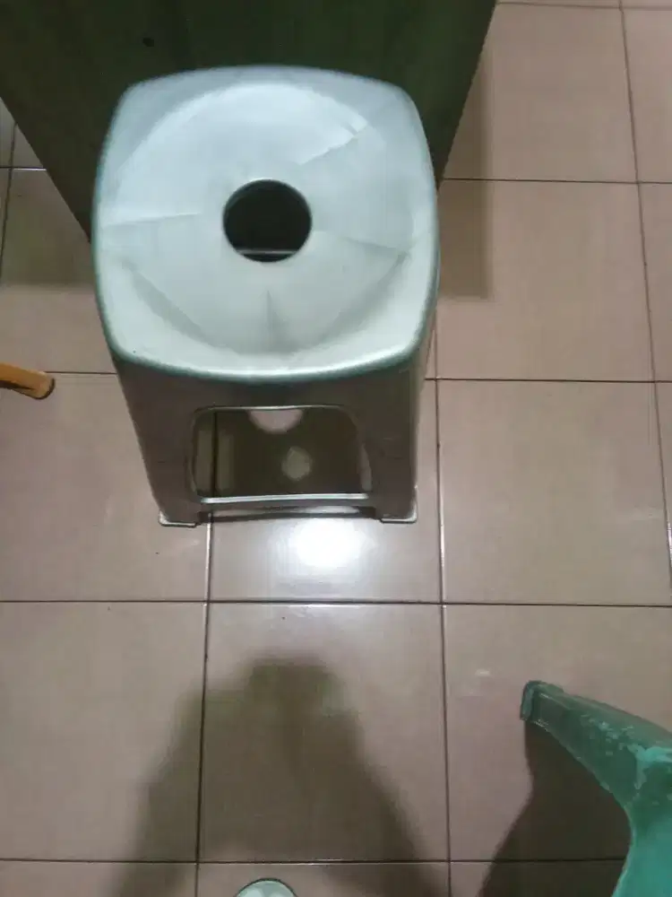 Kursi plastik makan