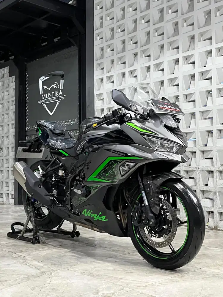 Josjis‼️Kawasaki ZX25R 2023 ABS QS Silver. KM5rb. DANNY Mustika Sulfat