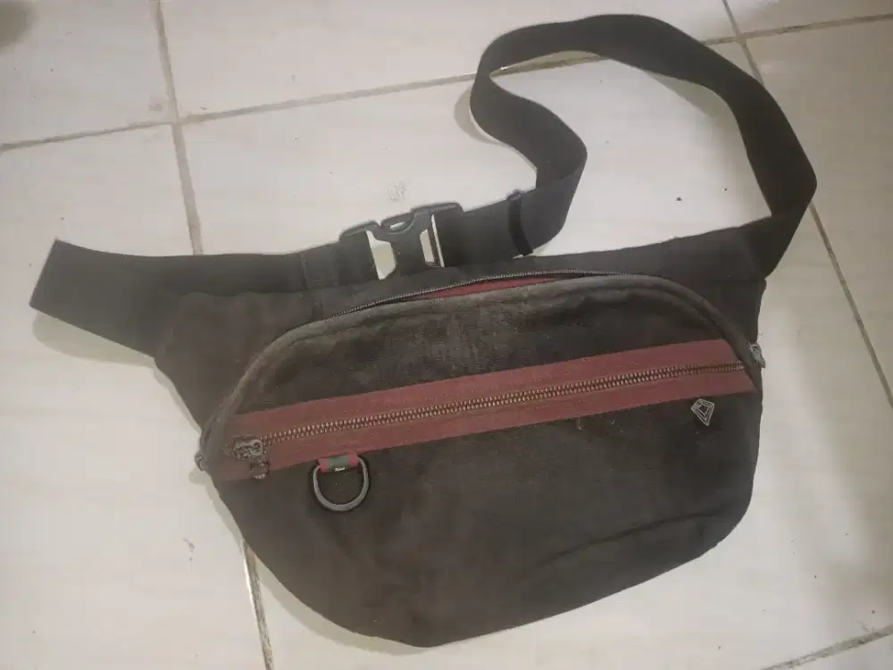 Tas slempang bodypack bekas