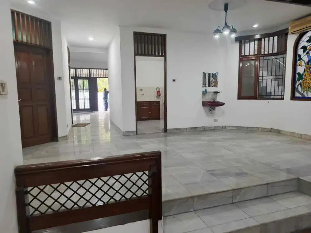 Disewakan Rumah 2 Lantai Cocok Untuk Buka Usaha di Puri Indah - Kembangan - Jakarta Barat