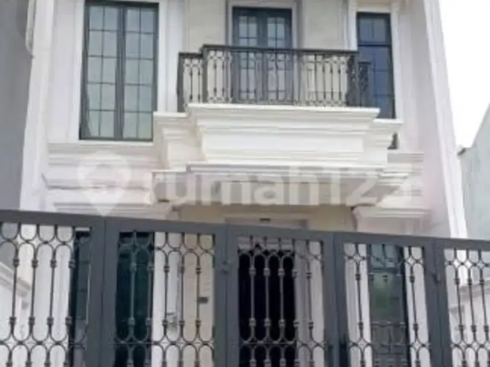 Rumah Brand New Desain American Classic 2 Lantai di Tanah Baru