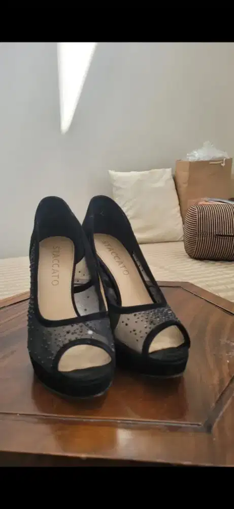 Sepatu bekas pakai