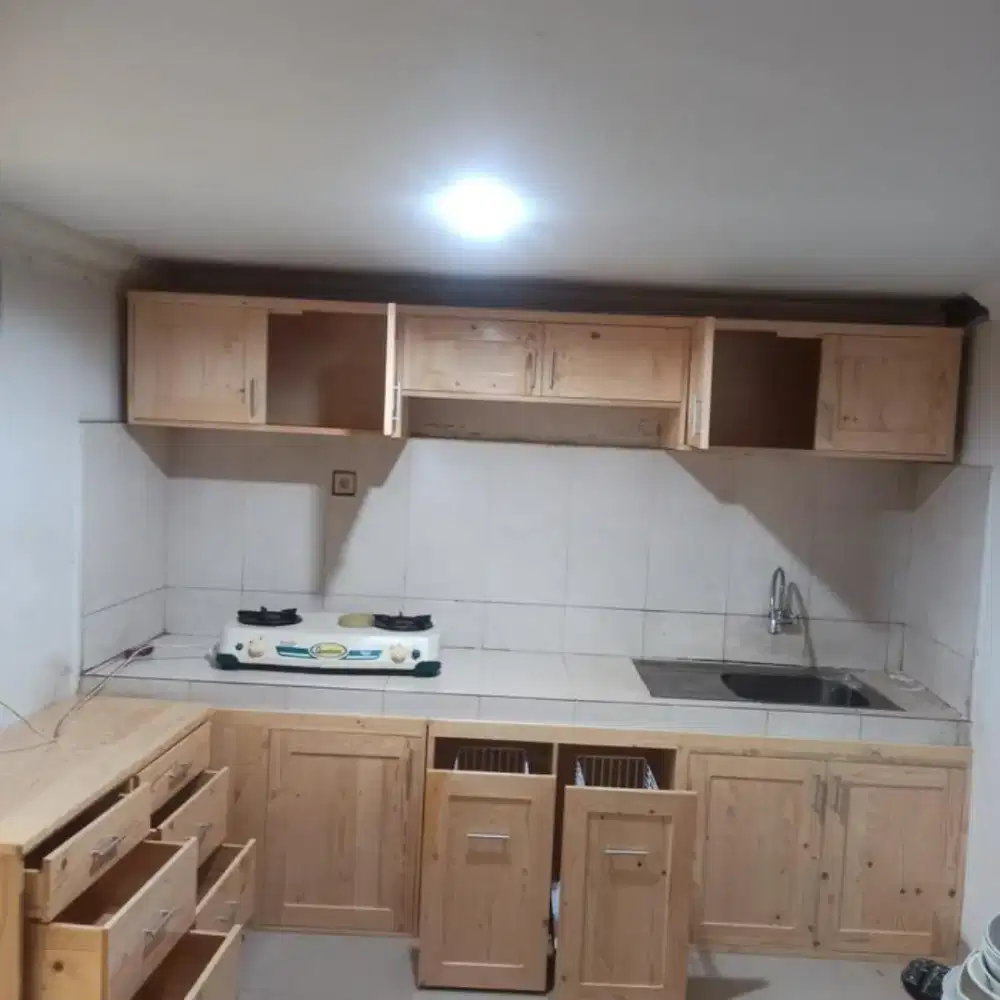 Kabinet kitchen set minimalis/sudut dapur yang segar.