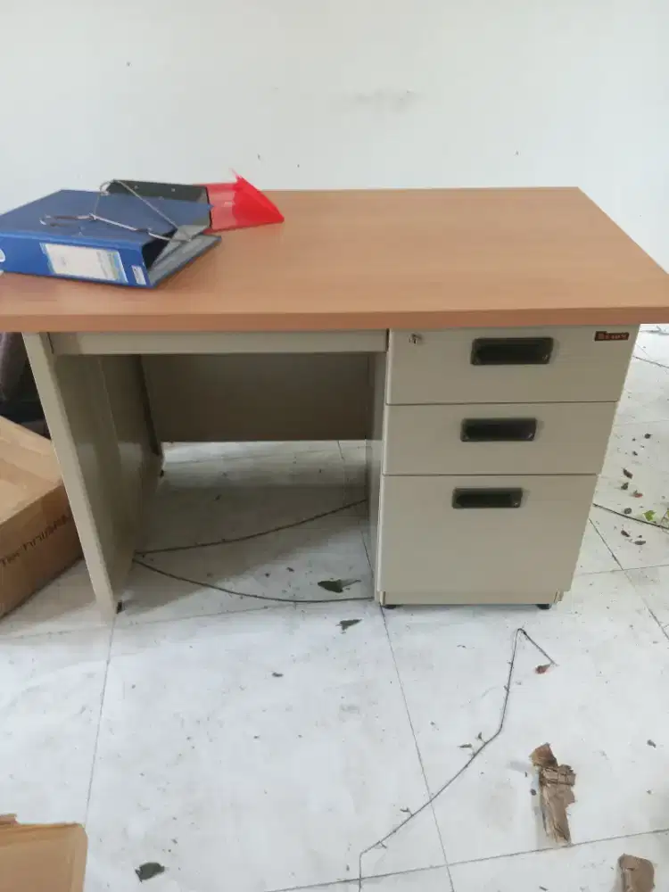 Meja kantor besi lion