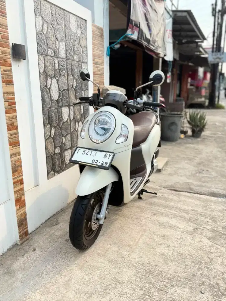 H. NEW Scoopy Prestige