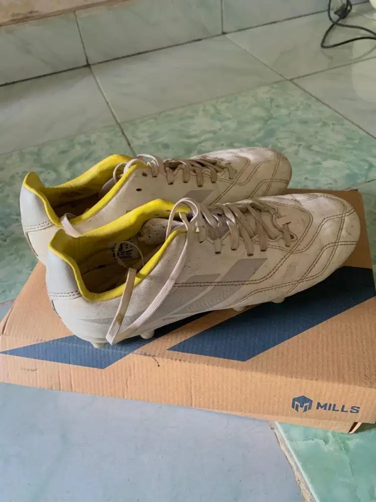 SEPATU BOLA UKURAN 39 MEREK MILLS