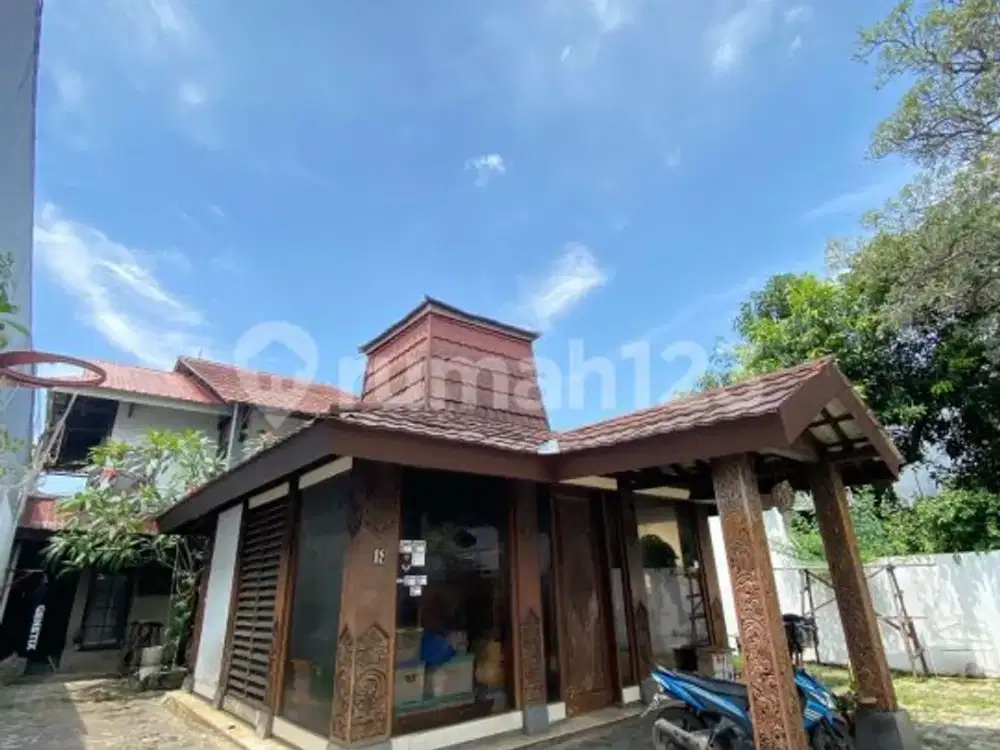 Rumah Strategis Pinggir Jalan di Kebon Jeruk - Lokasi Premium, Bebas Banjir