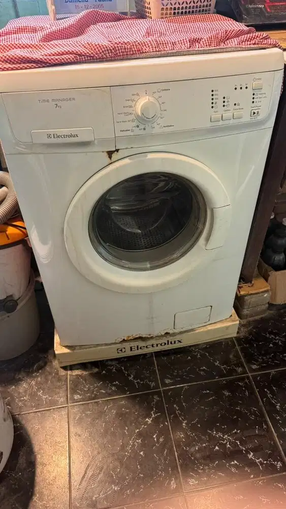mesin cuci bukaan depan electrolux 7Kg EWF 8576