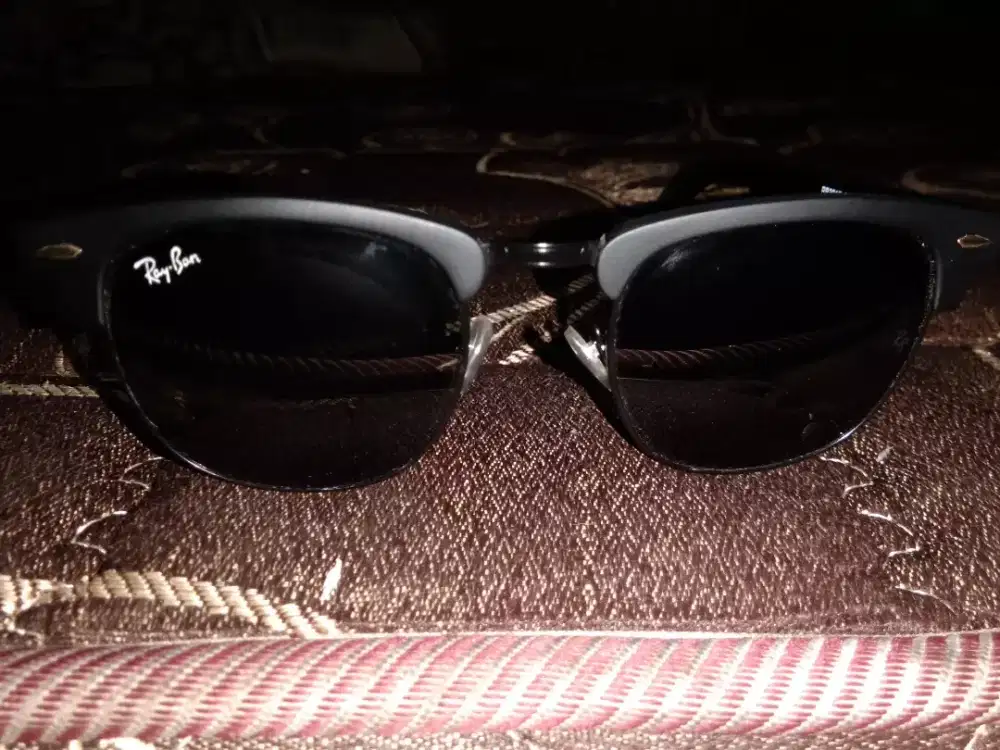 Kacamata Ray Ban hitam classic