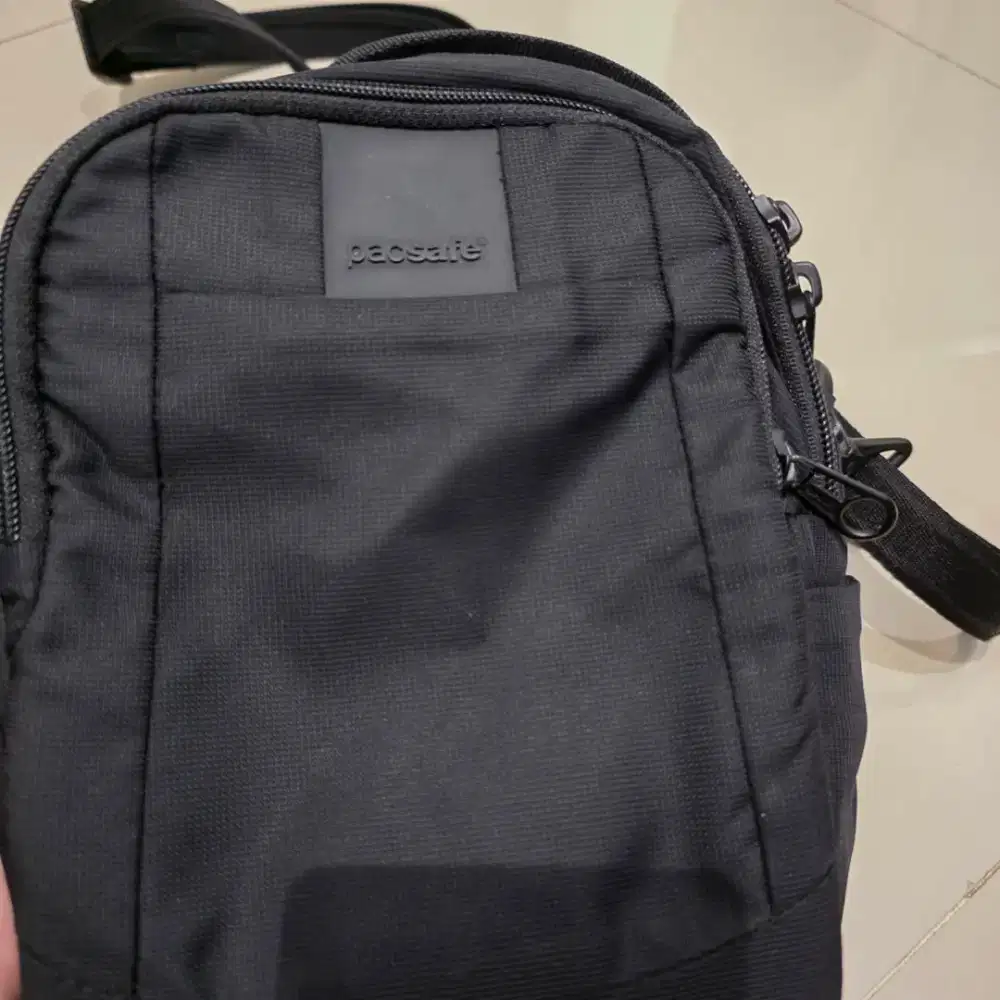 Slingbag Pacsafe hitam mulus.