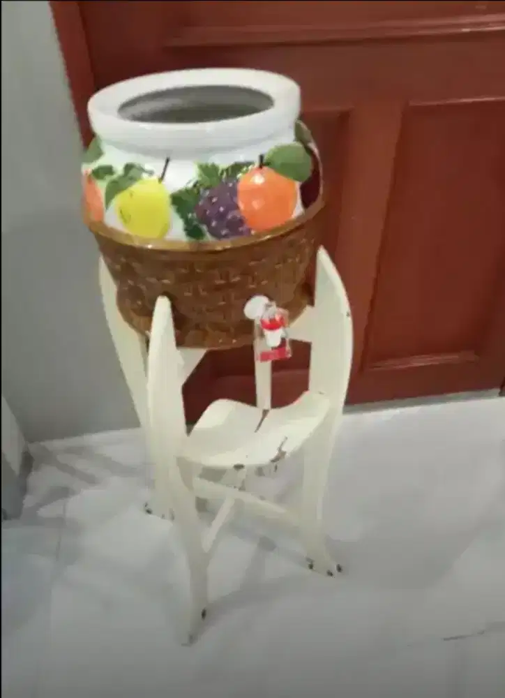 Dispenser berupa Guci Keramik + kaki Tak kayu warna putih cat Duco