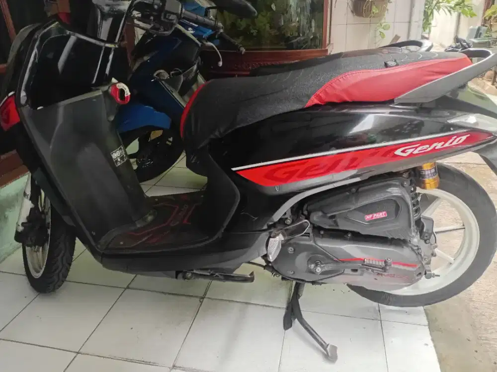 Di jual motor jenis honda merk genio 110 cc warna hitam merah