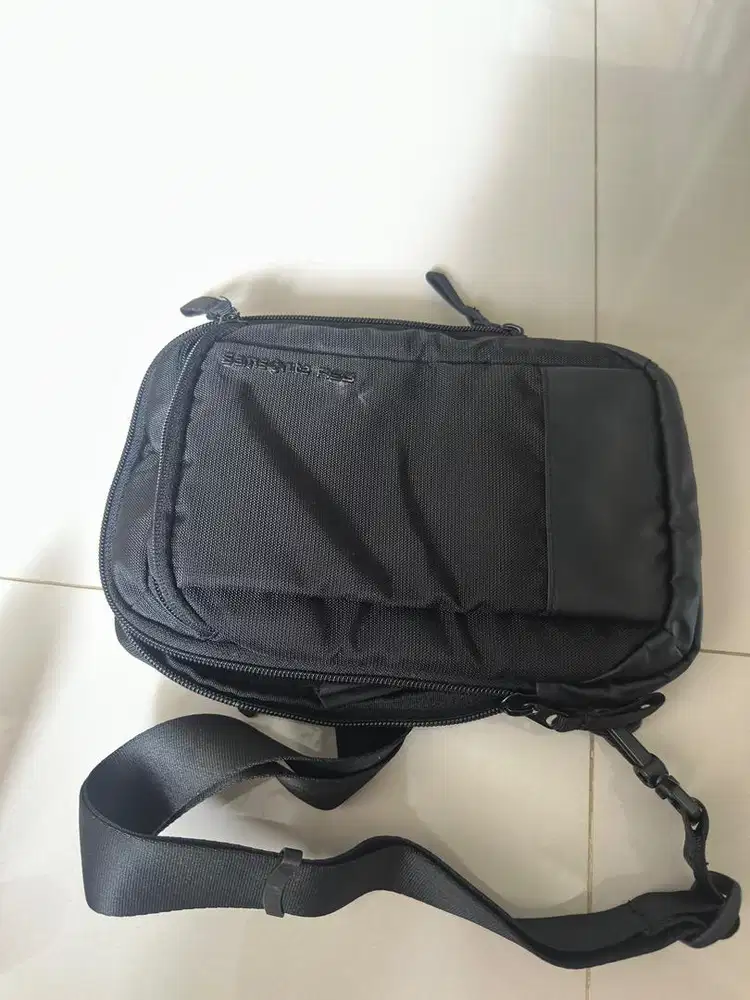 samsonite red sling bag