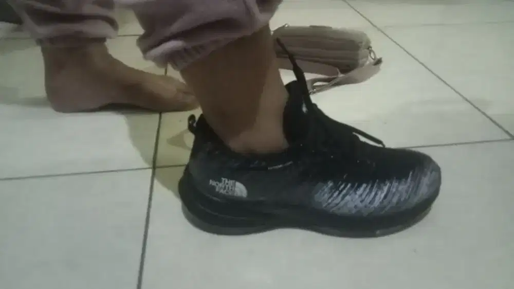 Sepatu tnf running