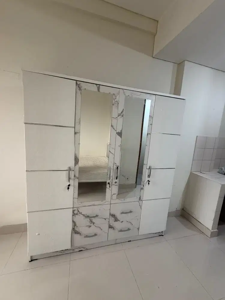 Lemari putih 4 pintu